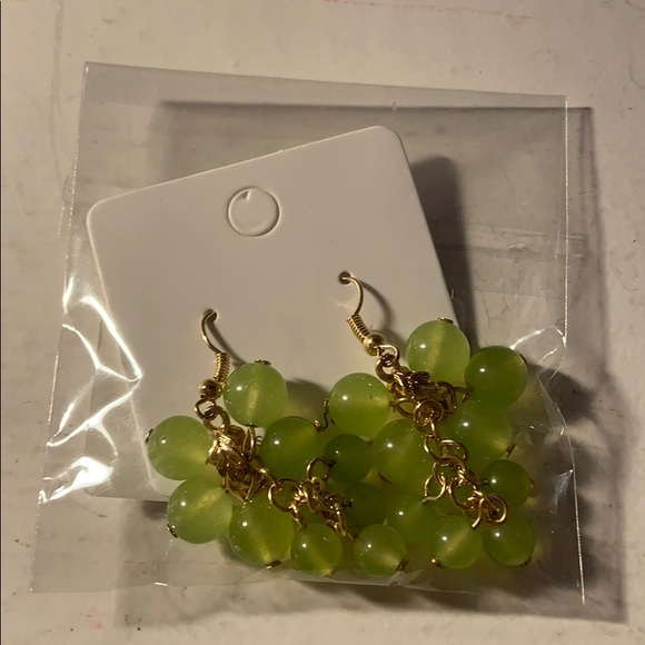 Pair of green grape earrings - Picture 2 of 2